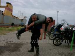 PICT8535 takhle se nese raneny a je volna ruka na kulomet.jpg